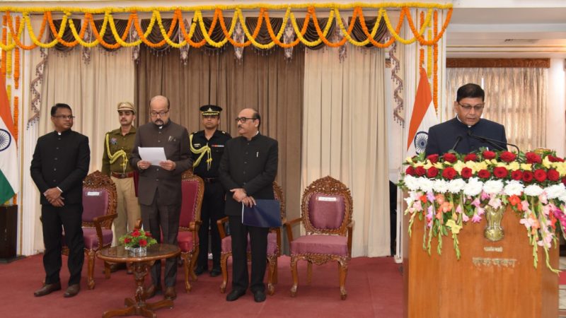 राज्यपाल डेका ने अमिताभ जैन को मुख्य सूचना आयुक्त एवं अग्रवाल और मिश्रा को राज्य सूचना आयुक्त पद की शपथ दिलाई