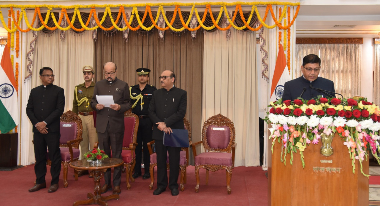 राज्यपाल डेका ने अमिताभ जैन को मुख्य सूचना आयुक्त एवं अग्रवाल और मिश्रा को राज्य सूचना आयुक्त पद की शपथ दिलाई