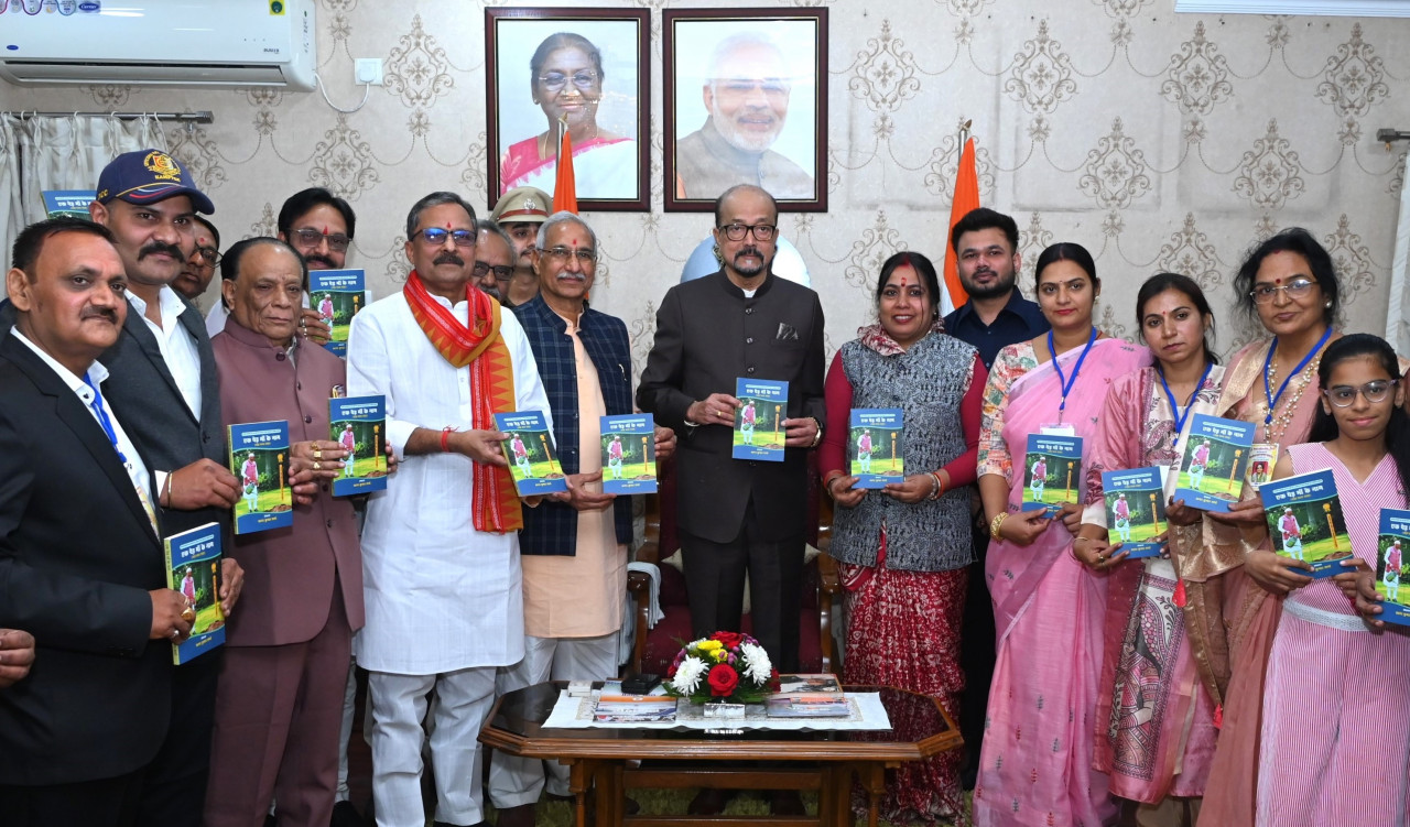 राज्यपाल डेका ने ‘एक पेड़ मां के नाम‘ काव्य संग्रह का किया विमोचन