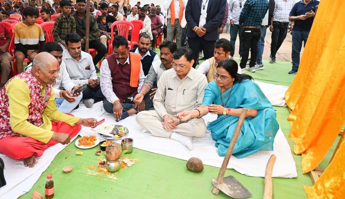 उद्योग मंत्री देवांगन ने दर्री क्षेत्र क़े 5 शासकीय स्कूलों को नवीन भवन की दी सौगात