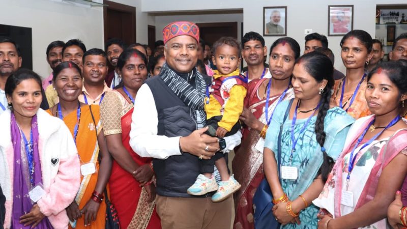 वनमंत्री केदार कश्यप से बीजापुर के पंच-सरपंचों ने की सौजन्य भेंट