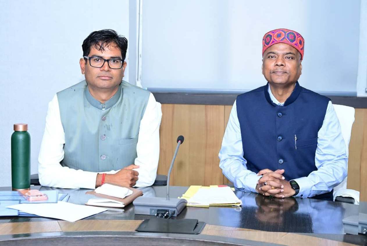 वित्त मंत्री चौधरी ने मंत्री केदार कश्यप के विभागों के बजट तैयारियों पर की चर्चा