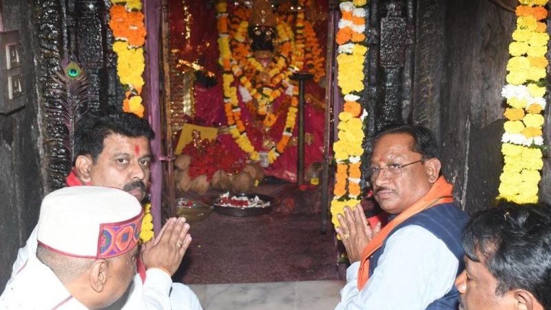 मुख्यमंत्री विष्णु देव साय ने बस्तर की आराध्य देवी मां दंतेश्वरी की पूजा-अर्चना कर प्रदेशवासियों के सुख-समृद्धि और खुशहाली की कामना की