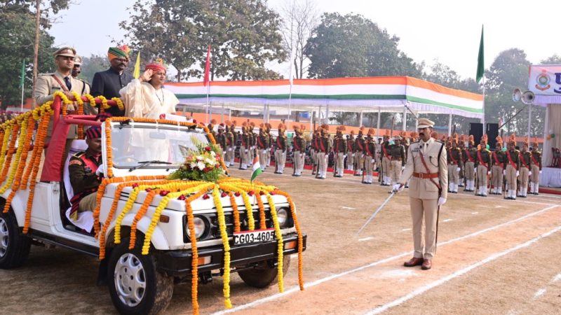 मंत्री श्रीमती लक्ष्मी राजवाड़े ने बलरामपुर में किया ध्वजारोहण