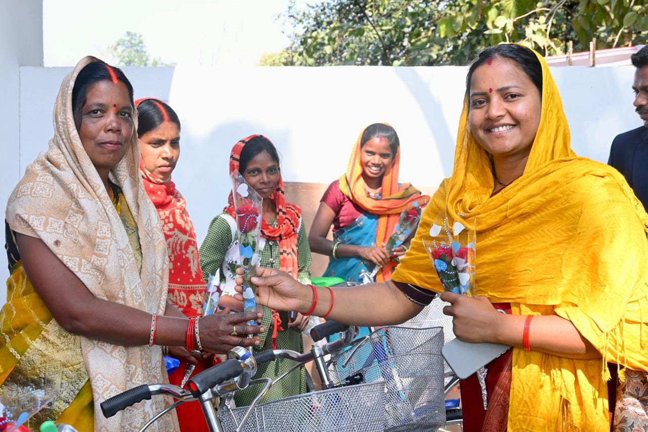 मंत्री लक्ष्मी राजवाड़े गांव–बस्ती चलो अभियान के तहत भटगांव विधानसभा के महावीरपुर और संजय नगर पहुँचीं