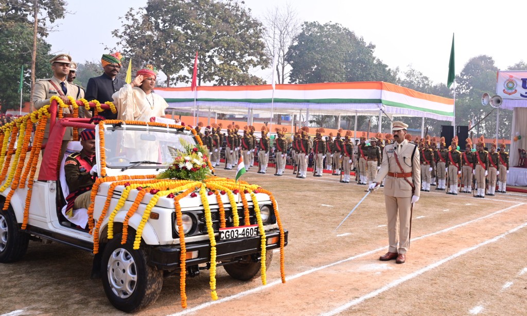 मंत्री श्रीमती लक्ष्मी राजवाड़े ने बलरामपुर में किया ध्वजारोहण