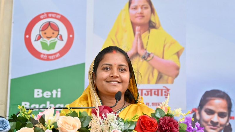 मंत्री श्रीमती लक्ष्मी राजवाड़े ने बालिकाओं को साइकिल वितरण कर बढ़ाया उत्साह