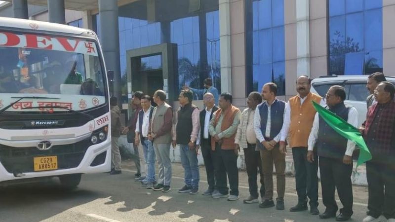 मंत्री रामविचार नेताम ने विद्यार्थियों की शैक्षणिक भ्रमण बस को हरी झंडी दिखाकर किया रवाना