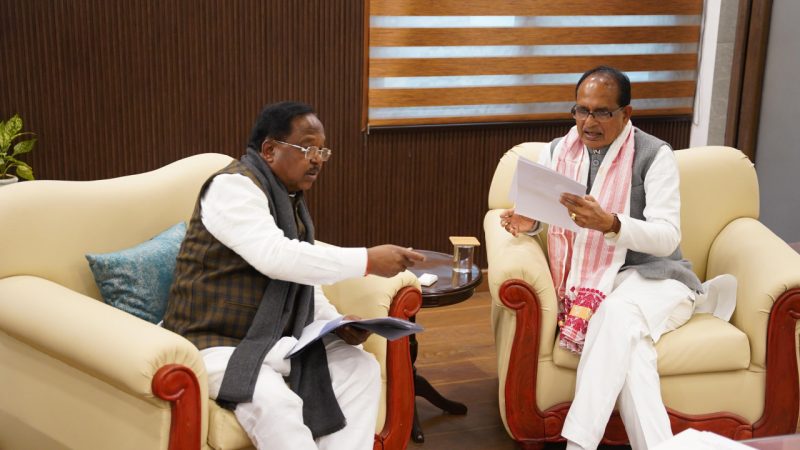 मंत्री रामविचार नेताम ने केन्द्रीय कृषि मंत्री चौहान से की मुलाकात