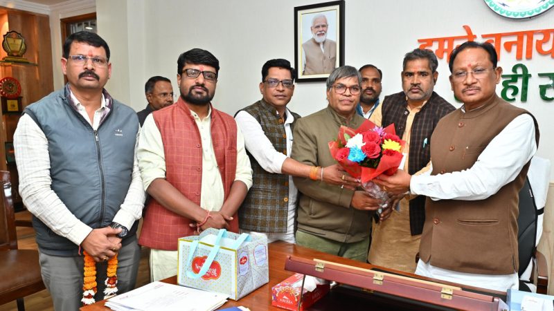 मुख्यमंत्री विष्णुदेव साय से वीर शहीद दीपक भारद्वाज स्मृति समिति के सदस्यों की सौजन्य मुलाकात