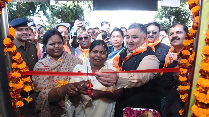 राम-नाम की धुन पर 850 भक्त रामलला के दर्शन के लिए अयोध्या रवाना पर्यटन एवं संस्कृति मंत्री राजेश अग्रवाल ने दिखाई हरी झंडी