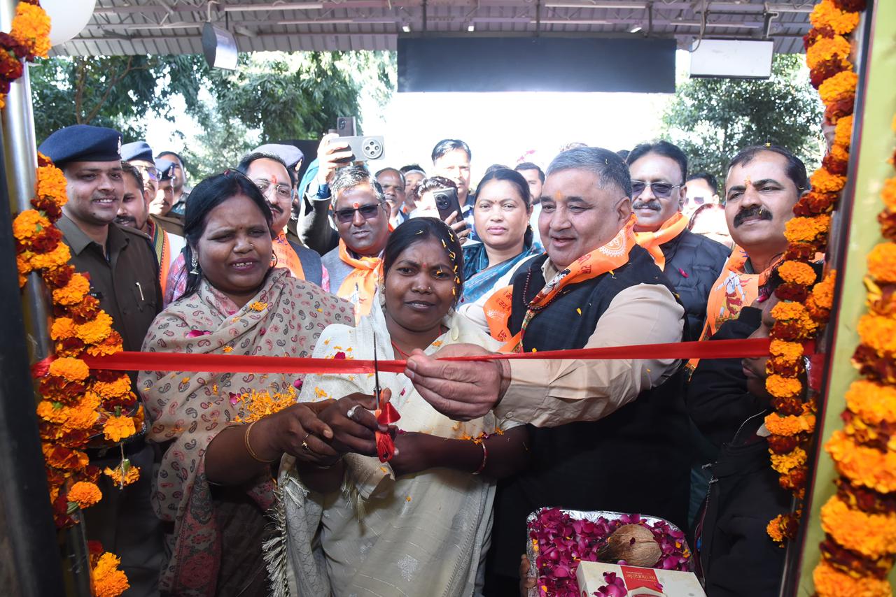 राम-नाम की धुन पर 850 भक्त रामलला के दर्शन के लिए अयोध्या रवाना पर्यटन एवं संस्कृति मंत्री राजेश अग्रवाल ने दिखाई हरी झंडी