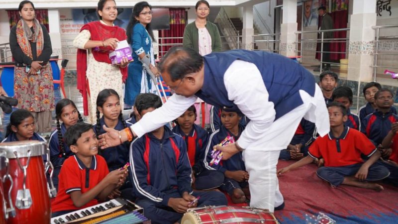 दिव्यांग बच्चों के बीच पहुंचे मुख्यमंत्री साय 