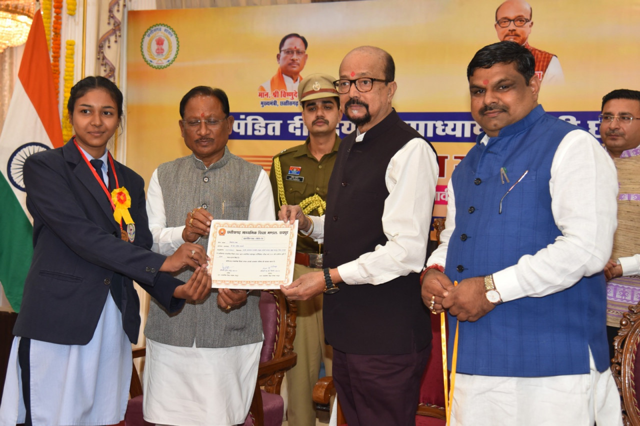 राज्यपाल रमेन डेका एवं मुख्यमंत्री विष्णुदेव साय ने 10वीं और 12वीं परीक्षा के मेधावी विद्यार्थियों को किया सम्मानित