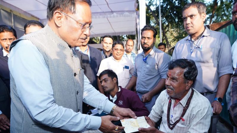 मुख्यमंत्री जनदर्शन: दिव्यांग प्रवीण गिरी गोस्वामी को पुत्री की शादी के लिए मिला 20 हजार का तत्कालीक सहायता