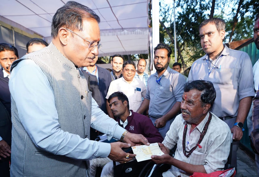 मुख्यमंत्री जनदर्शन: दिव्यांग प्रवीण गिरी गोस्वामी को पुत्री की शादी के लिए मिला 20 हजार का तत्कालीक सहायता