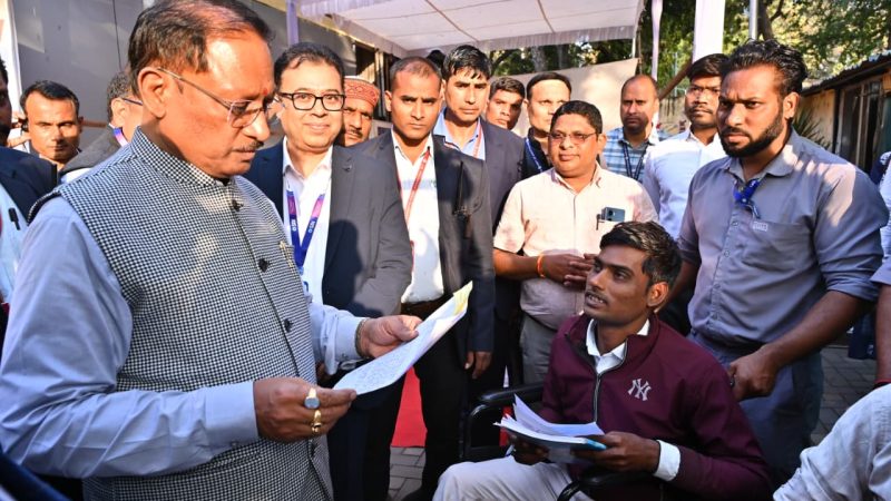 दोनों पैर से दिव्यांग राज शर्मा को 20 हजार रूपए की आर्थिक सहायता