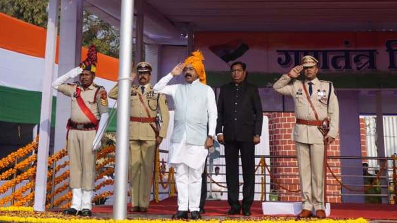 उपमुख्यमंत्री अरुण साव ने जगदलपुर के लालबाग मैदान में राष्ट्रीय ध्वज फहराकर ली परेड की सलामी