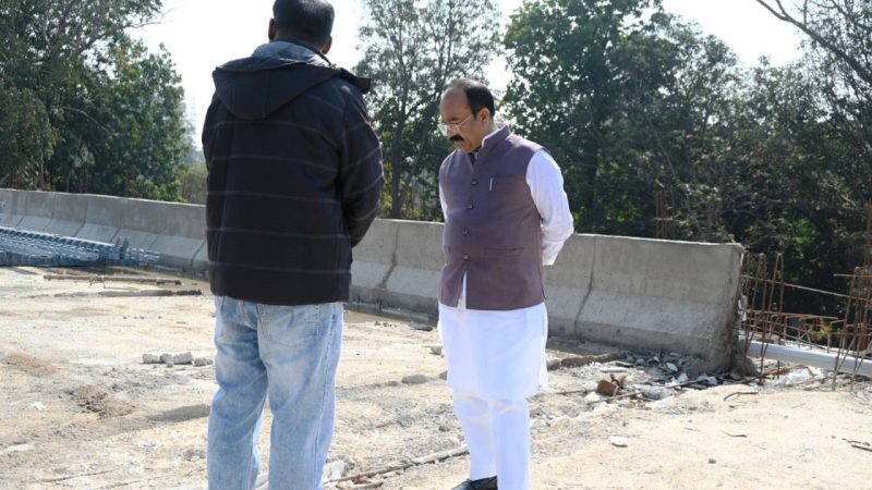 उप मुख्यमंत्री अरुण साव ने पुल निर्माण कार्य का किया औचक निरीक्षण