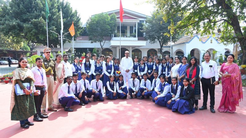 स्कूल के विद्यार्थियों ने देखा लोकभवन 
