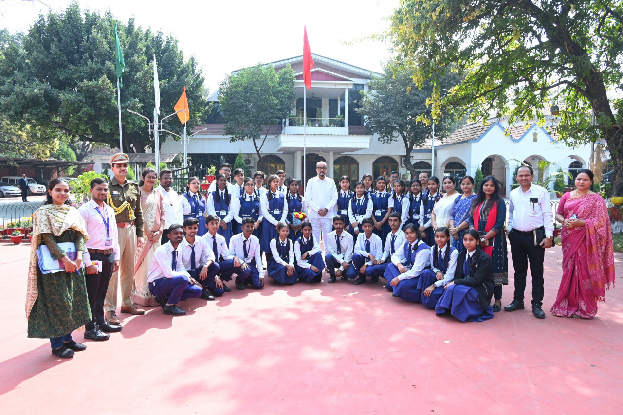स्कूल के विद्यार्थियों ने देखा लोकभवन 