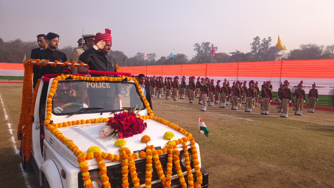 केन्द्रीय राज्यमंत्री तोखन साहू ने ध्वजारोहण कर परेड की ली सलामी