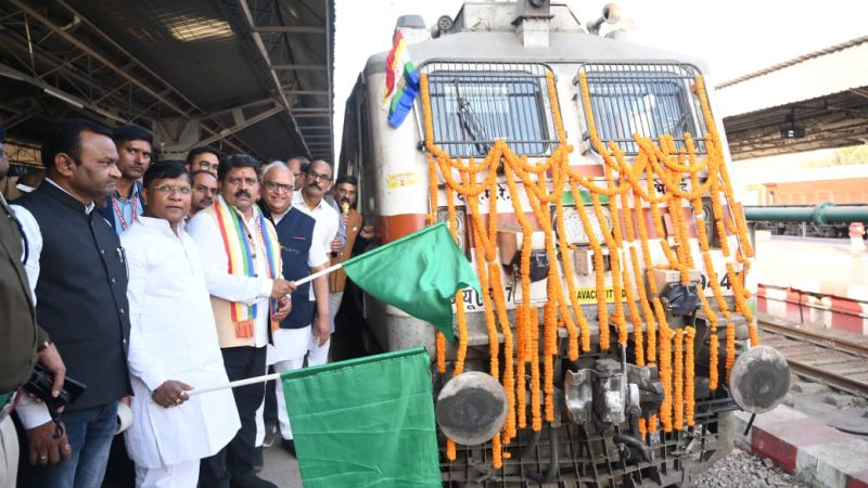 उपमुख्यमंत्री विजय शर्मा ने ‘मूकमाटी एक्सप्रेस’ को हरी झंडी दिखाकर किया रवाना