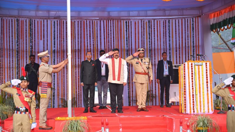 उप मुख्यमंत्री विजय शर्मा ने गणतंत्र दिवस पर अम्बिकापुर के पीजी कॉलेज मैदान में फहराया राष्ट्रीय ध्वज