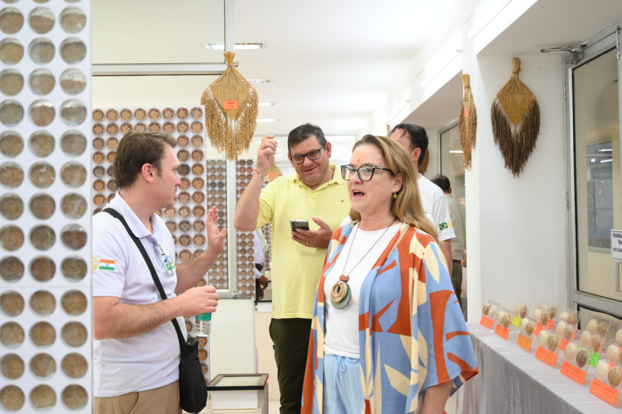 विश्वविद्यालय में उत्पाद विक्रय केन्द्र के नये स्वरूप का उद्घाटन