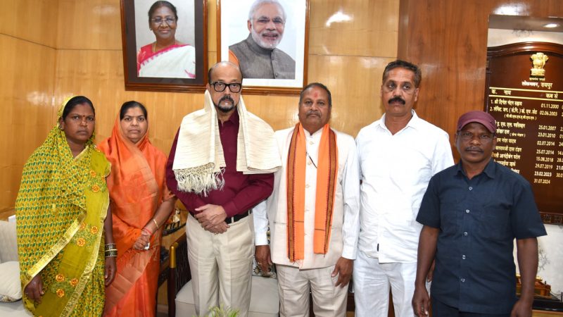 राज्यपाल रमेन डेका से राष्ट्रपति पुरस्कार प्राप्त ढोकरा शिल्प कलाकारों ने की सौजन्य भेंट