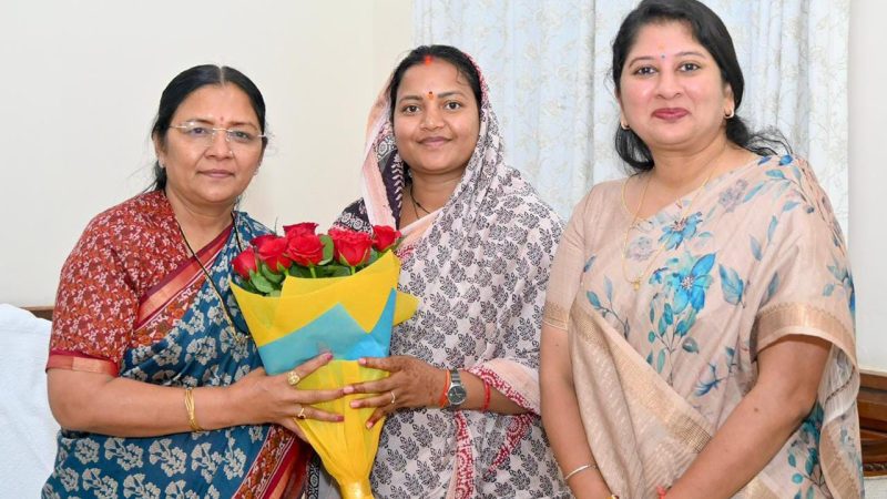 केंद्रीय महिला एवं बाल विकास राज्यमंत्री सावित्री ठाकुर से मंत्री लक्ष्मी राजवाड़े ने की सौजन्य भेंट