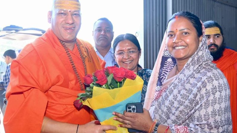 श्रीमती लक्ष्मी राजवाड़े ने निरंजनी पीठाधीश्वर स्वामी कैलाशानंद गिरी जी महाराज से लिया आशीर्वाद