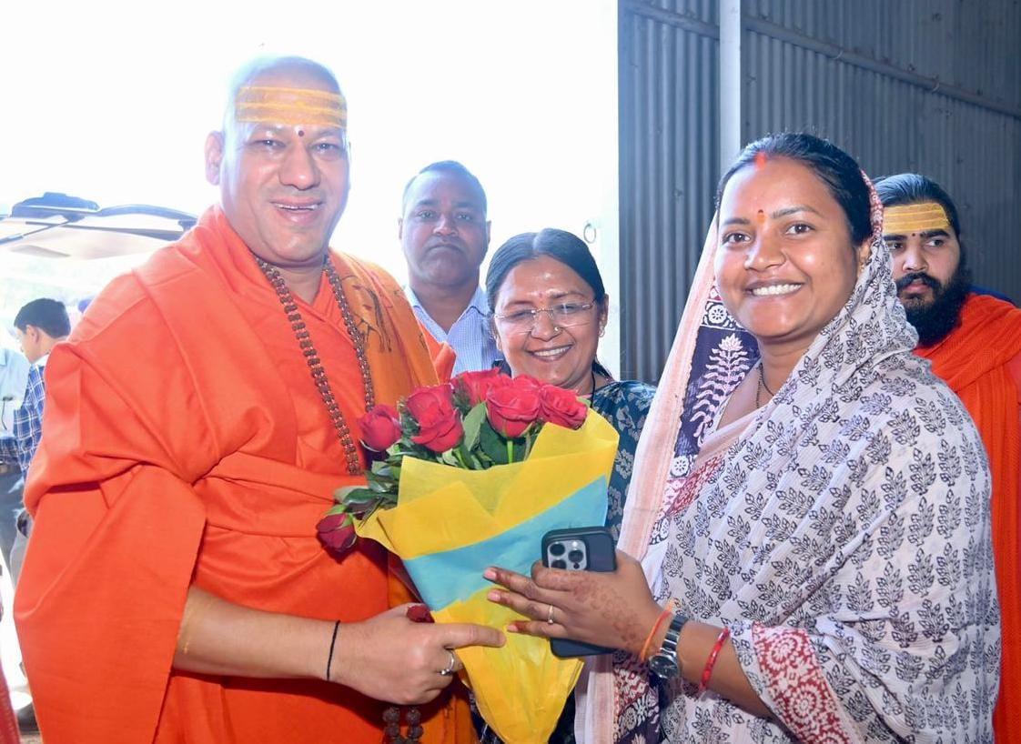 श्रीमती लक्ष्मी राजवाड़े ने निरंजनी पीठाधीश्वर स्वामी कैलाशानंद गिरी जी महाराज से लिया आशीर्वाद