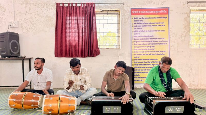 जिन हाथों ने कभी बंदूक थामकर हिंसा को अंजाम दिया, वही प्रशिक्षण लेकर सीख रहे हुनर