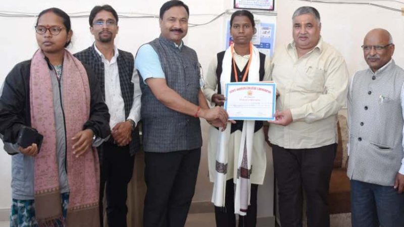 पर्यटन मंत्री राजेश अग्रवाल ने हैमर थ्रो में राज्य स्तर पर तृतीय स्थान प्राप्त करने वाली छात्रा सुधा सिंह को किया सम्मानित