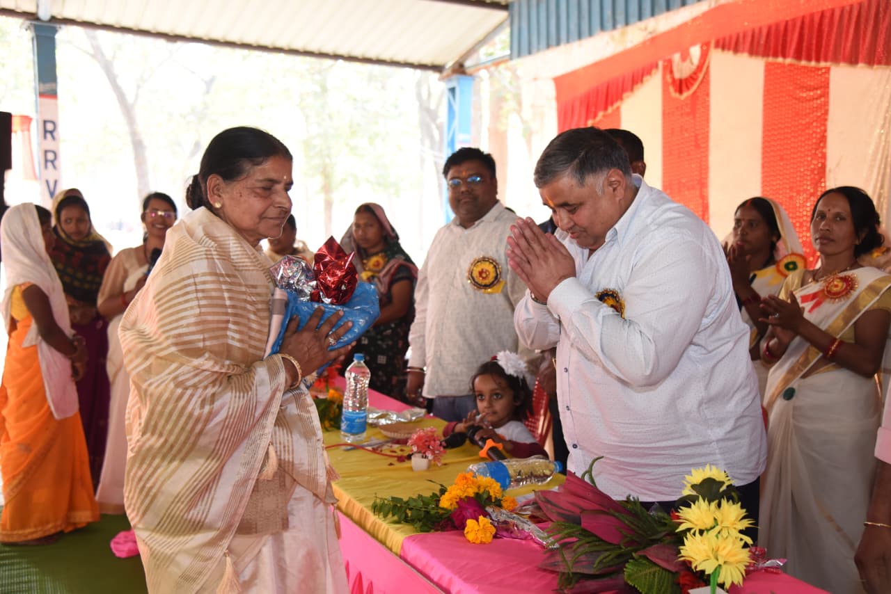 रामगढ़ में मितानिनों द्वारा आयोजित स्वास्थ्य पंचायत सम्मेलन में शामिल हुए पर्यटन एवं संस्कृति मंत्री राजेश अग्रवाल