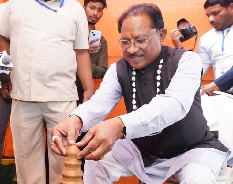 मुख्यमंत्री साय ने कुम्हार के चाक पर गढ़ा दीया, पारंपरिक शिल्पकारों से किया आत्मीय संवाद: सरगुजा विकास प्राधिकरण की बैठक के दौरान प्रदर्शनी में दिखा माटी से जुड़ाव