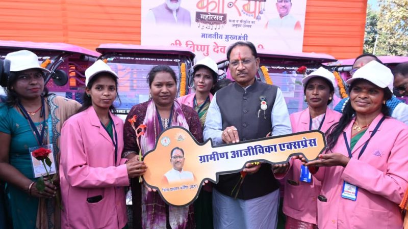 उज्ज्वला गैस, पिंक ई-रिक्शा और गार्बेज रिक्शा वितरण से आत्मनिर्भरता को मिला नया संबल