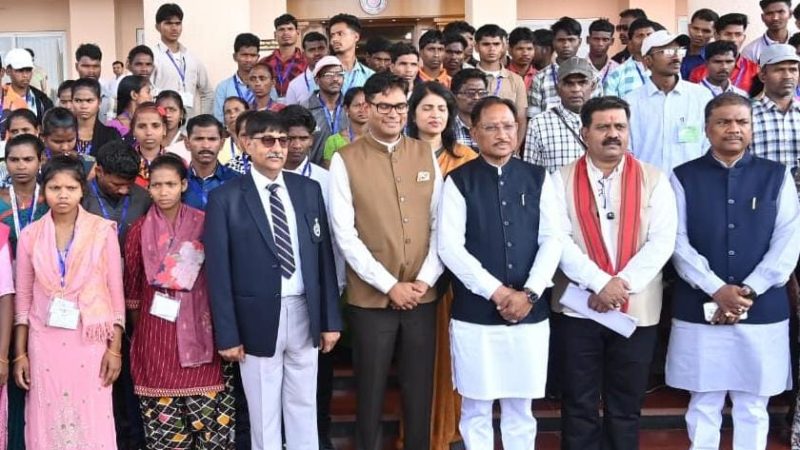 नए विश्वास के साथ आगे बढ़ रहे पुनर्वासित युवा: विधानसभा में समझी जनतांत्रिक प्रणाली