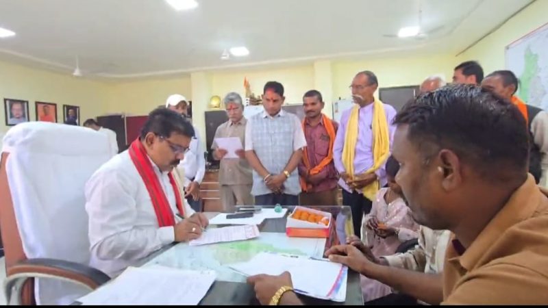 उपमुख्यमंत्री विजय शर्मा ने विधायक कार्यालय में लोगों से की मुलाकात