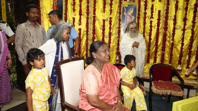 मथुरा दौरे पर राष्ट्रपति द्रौपदी मुर्मु, संत प्रेमानंद महाराज से की मुलाकात, सत्संग में लिया भाग