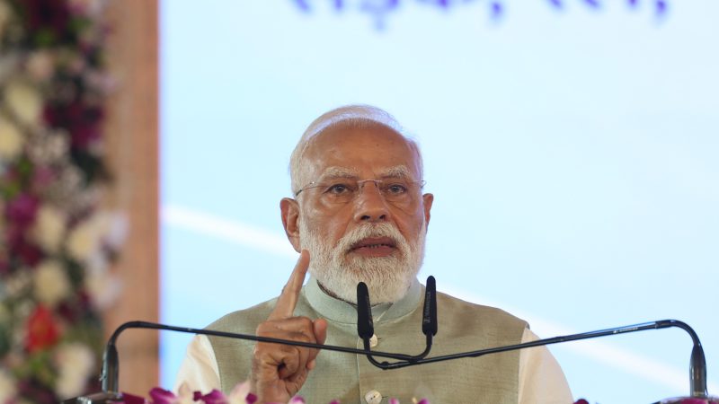 प्रधानमंत्री नरेन्द्र मोदी ने पश्चिम बंगाल के कोलकाता में 18,700 करोड़ रुपये की विभिन्न विकास परियोजनाओं का लोकार्पण और शिलान्यास किया
