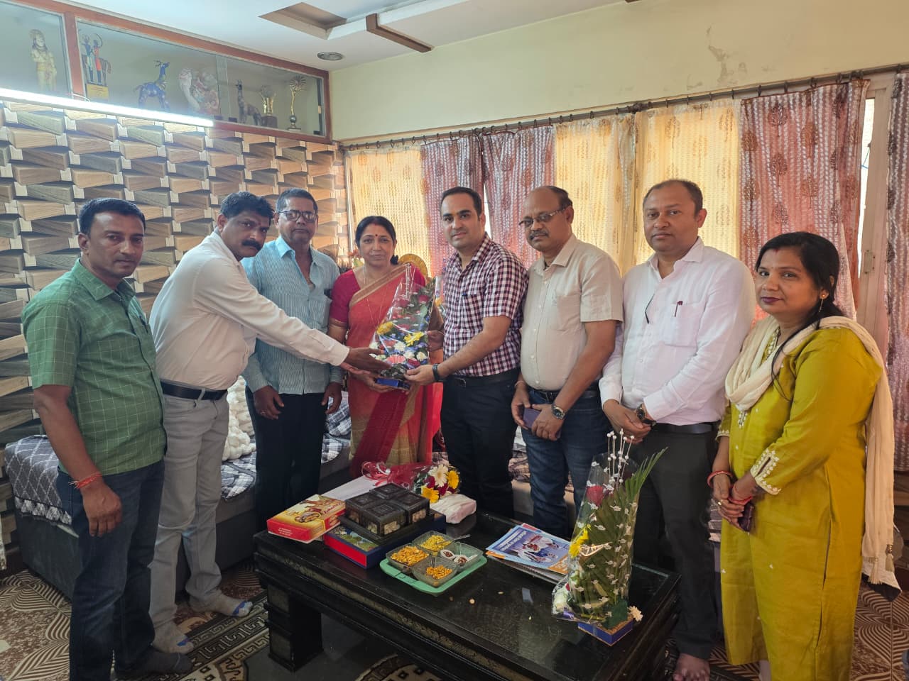 नवनिर्वाचित राज्य सभा सदस्य खमतराई निवासी श्रीमती लक्ष्मी वर्मा को नगर निगम जोन अधिकारियों ने निर्वाचन पर दी हार्दिक शुभकामनाएं