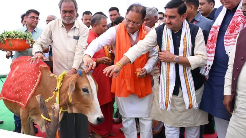 राज्य में गोधन संरक्षण को नई दिशा : गोमाता की पूजा-अर्चना कर मुख्यमंत्री विष्णु देव साय ने ग्राम लाखासार में गौधाम का किया शुभारंभ