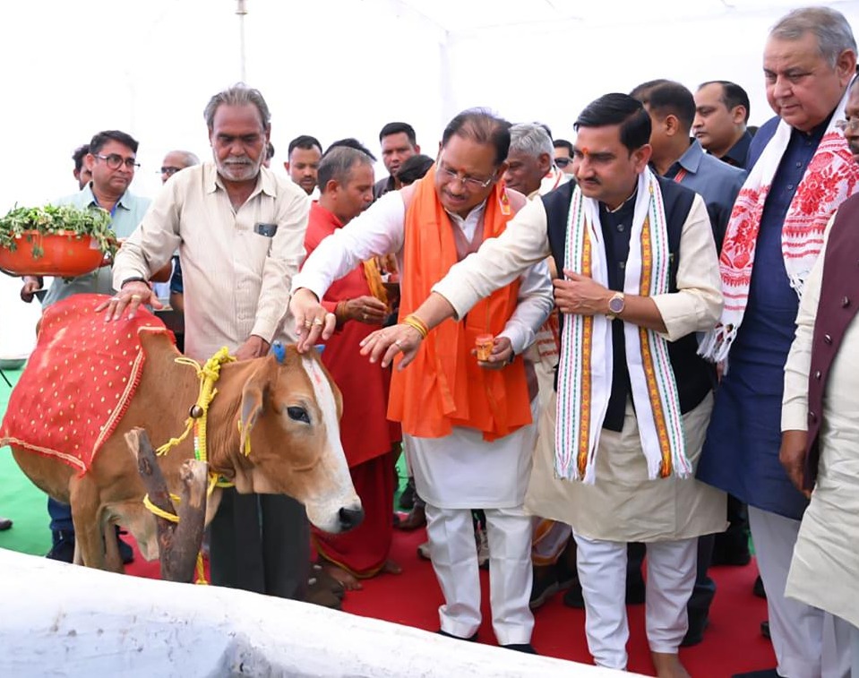 राज्य में गोधन संरक्षण को नई दिशा : गोमाता की पूजा-अर्चना कर मुख्यमंत्री विष्णु देव साय ने ग्राम लाखासार में गौधाम का किया शुभारंभ