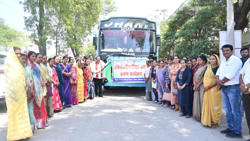 उपमुख्यमंत्री ने अंतर्राज्यीय भ्रमण के लिए दीदियों की बस को हरी झंडी दिखाकर किया रवाना