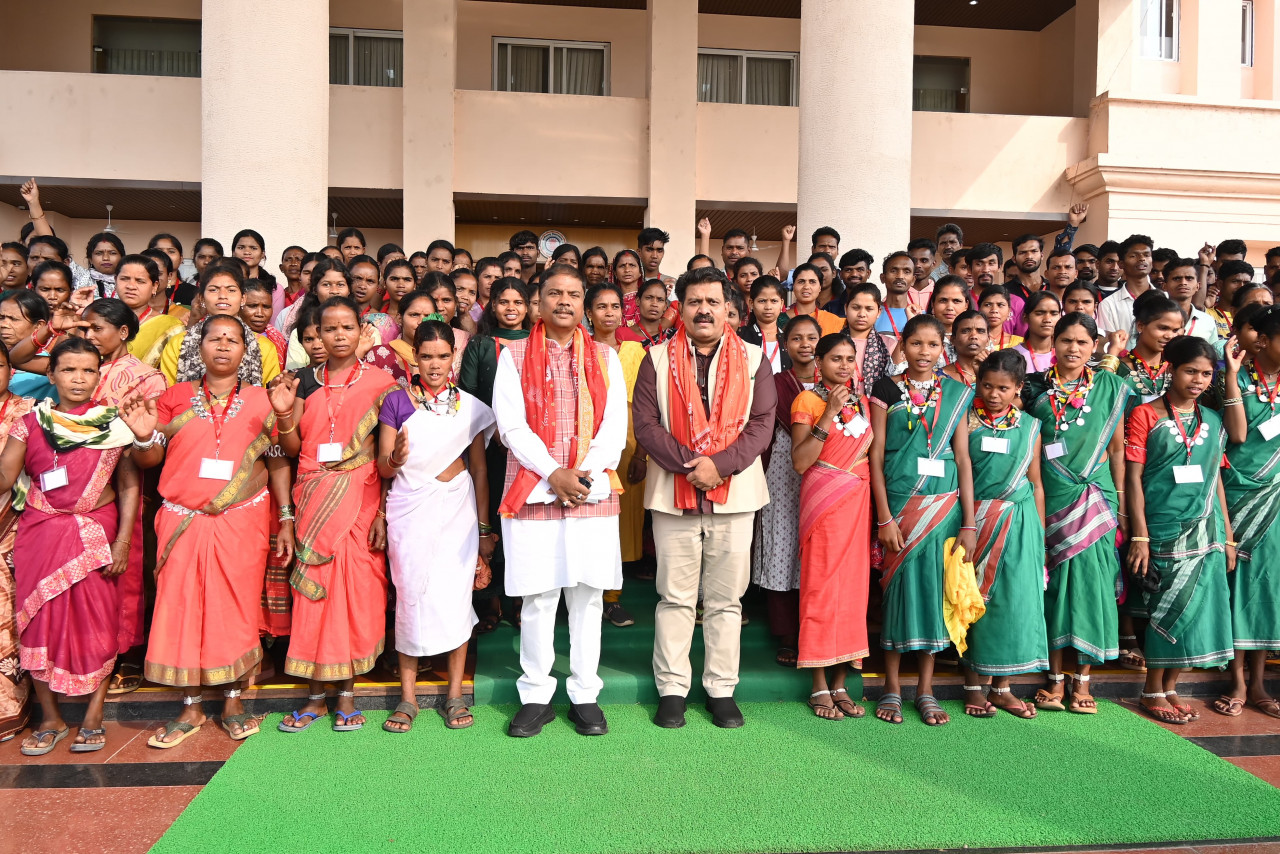 अबुझमाड़िया युवाओं ने अनुभव की लोकतंत्र की कार्यप्रणाली