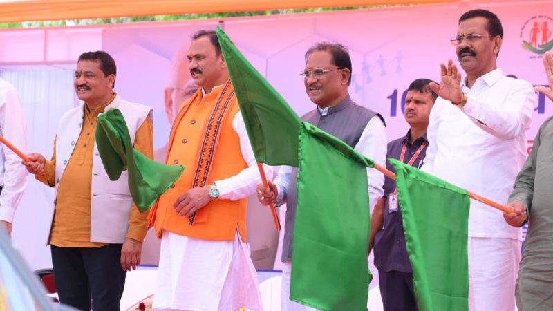 प्रदेश की लाइफलाइन हुई सशक्त: मुख्यमंत्री विष्णुदेव साय ने 370 नई एम्बुलेंस को दिखाई हरी झंडी