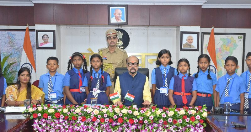 राज्यपाल डेका से धमतरी के सुदूर वनांचल क्षेत्र के प्रतिभाशाली बच्चों ने की आत्मीय मुलाकात