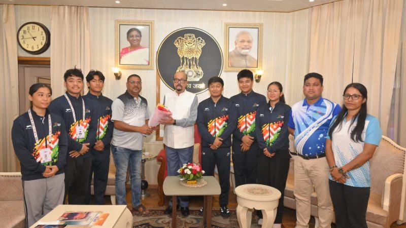 असम के तैराकों ने राज्यपाल डेका से की सौजन्य भेंट